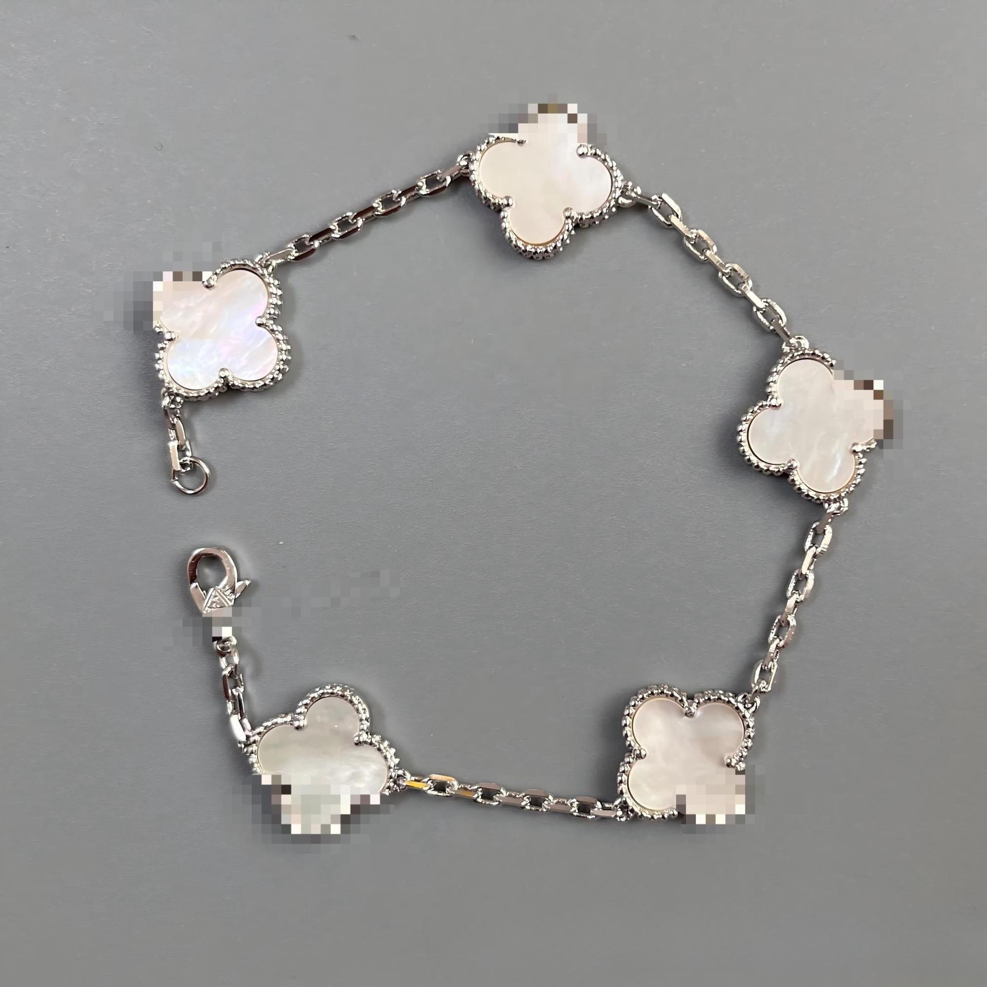 

Женский браслет из 18-каратного золота с двухсторонним перламутром в виде четырехлистного клевера