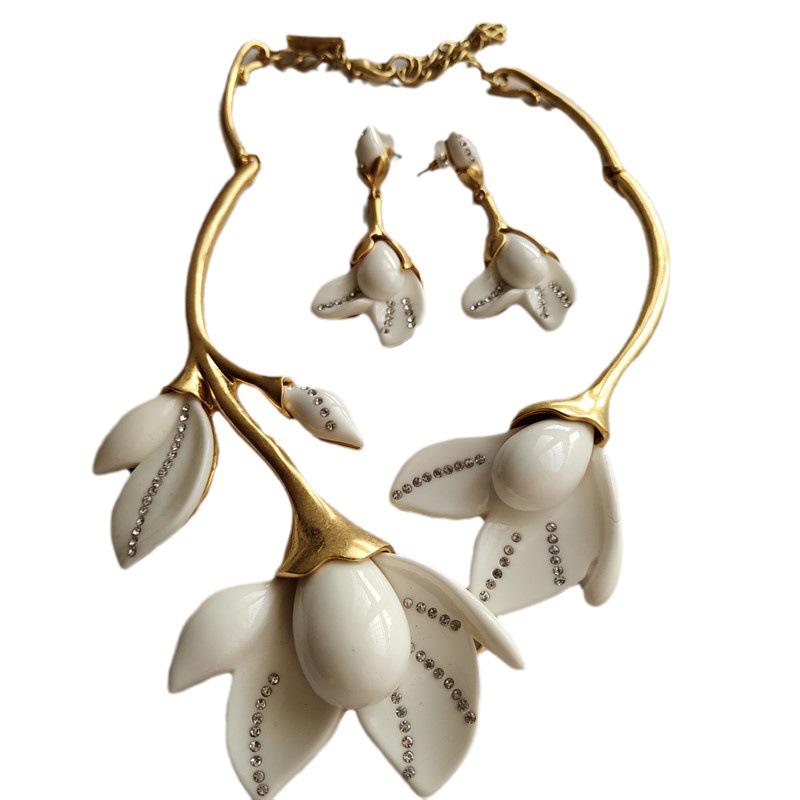 European-American Style Gold-Plated Magnolia Flower Jewelry Set: Elegant Necklace & Earrings for Women