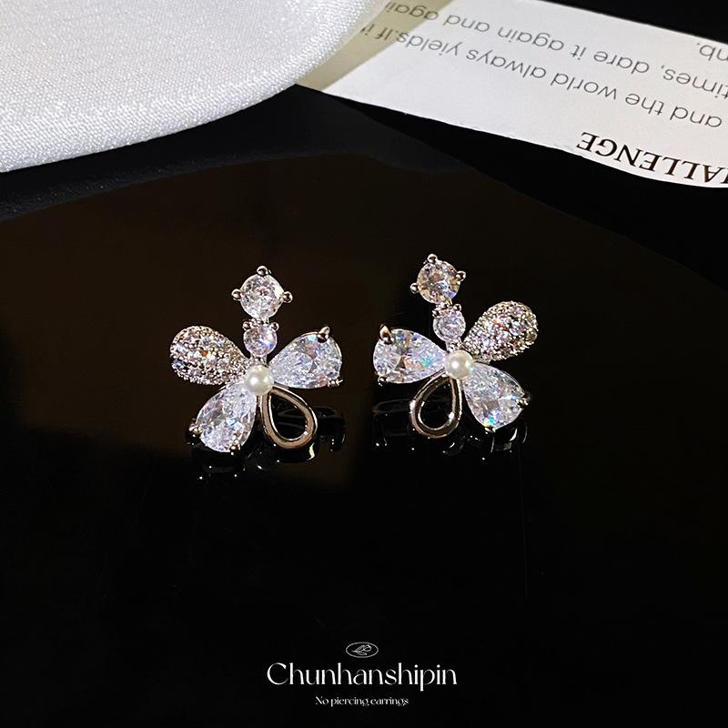 

Micro-inlaid zircon gentle pattern pearl ear clips niche unique design high-end light luxury simple ear clips without ear piercings
