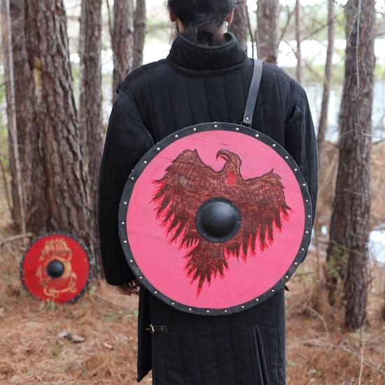 Wings of Asgard bemalter Raben-Rundschild aus Holz – handgefertigter funktionaler Holzschnitt-Kostüm-Reenactment-Schild mit nordischem Wikinger-Kriegerwappen