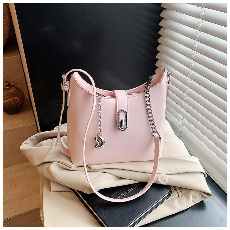 Niche Bucket Bag 2025 New Popular Messenger Bag Shoulder Underarm Bag High Fashion Versatile Women's Bag