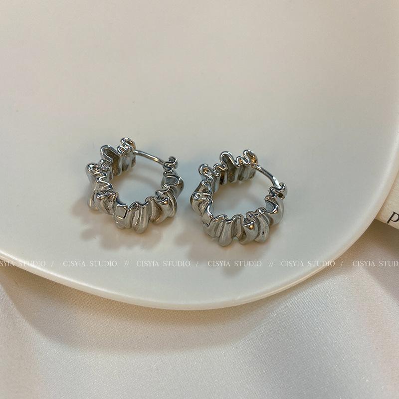 Irregular Gold Retro Earrings for Women – Elegant, Light Luxury Niche Design Ear Studs