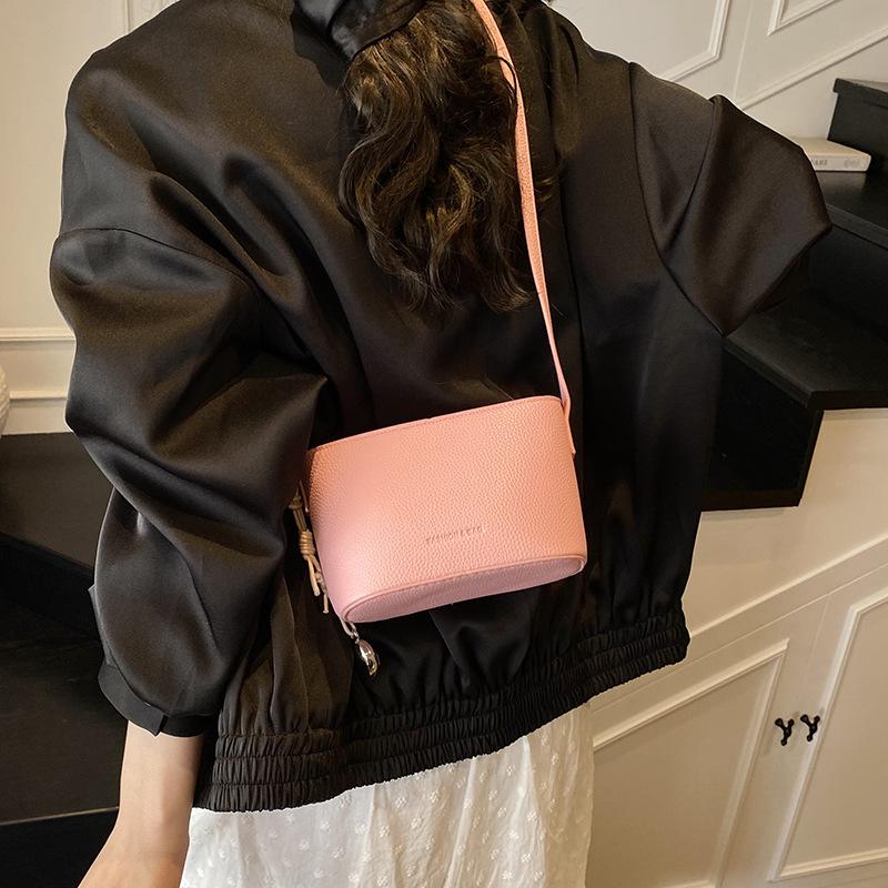 Niche Design Casual Shoulder Bag Women'S Commuter Oblique Span Small Bag Hand Carrying Bucket Bag