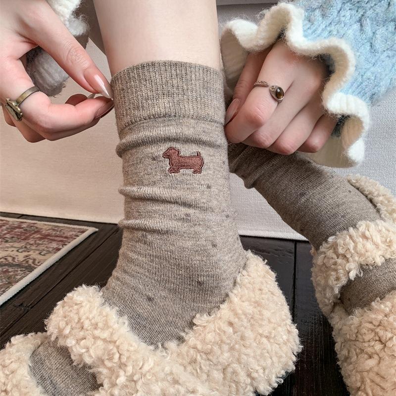 Damen Herbst und Winter Warme Verdickte Cartoon Dackel Hund Gestickte Gepunktete Wolle Trommelplüsch Socken