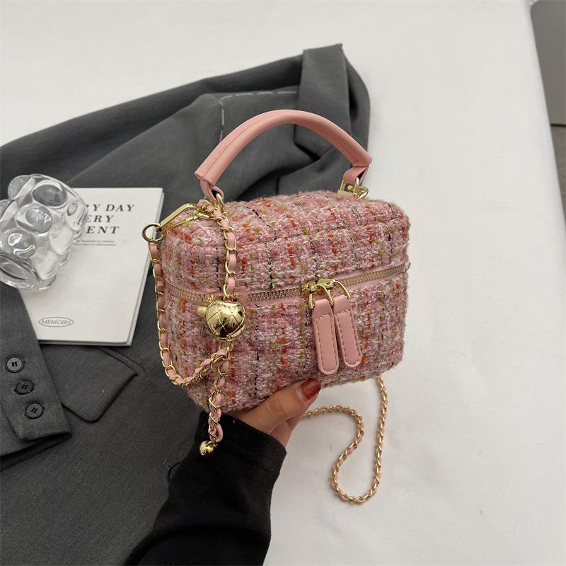 

This year, solid-color shoulder bags are popular, autumn and winter 2025 new fashionable and simple messenger bags, commuter small square bags. Small
