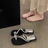 Hausschuhe Damen Oberbekleidung 2025 Sommer neue Mode Damen Dicke Ferse Flacher Boden Sandalen Ein Wort mit Zehensandalen