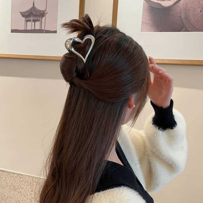 1pc Advanced metal heart-shaped hair clip, shark clip at the back of the head, simple grip clip, new clip headwear
