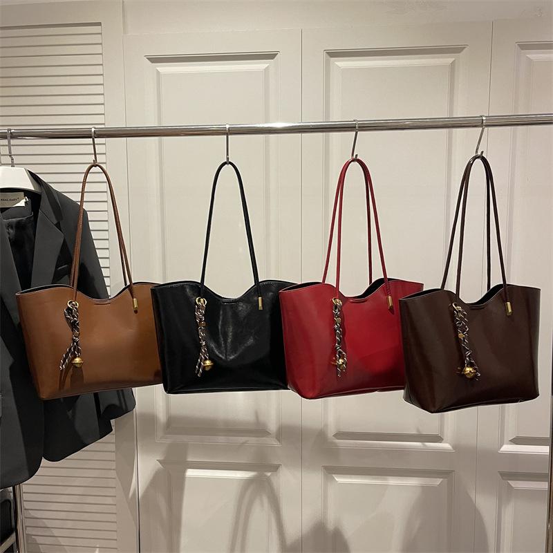Retro temperament simple shoulder bag female office workers commuting versatile fashion handbag going out large capacity mother and child bag
