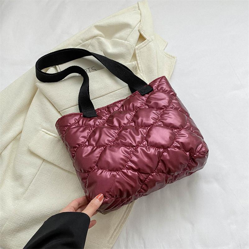 Chic And Spacious Simple Diamond Pattern Shoulder Bag For Everyday Use In 2023