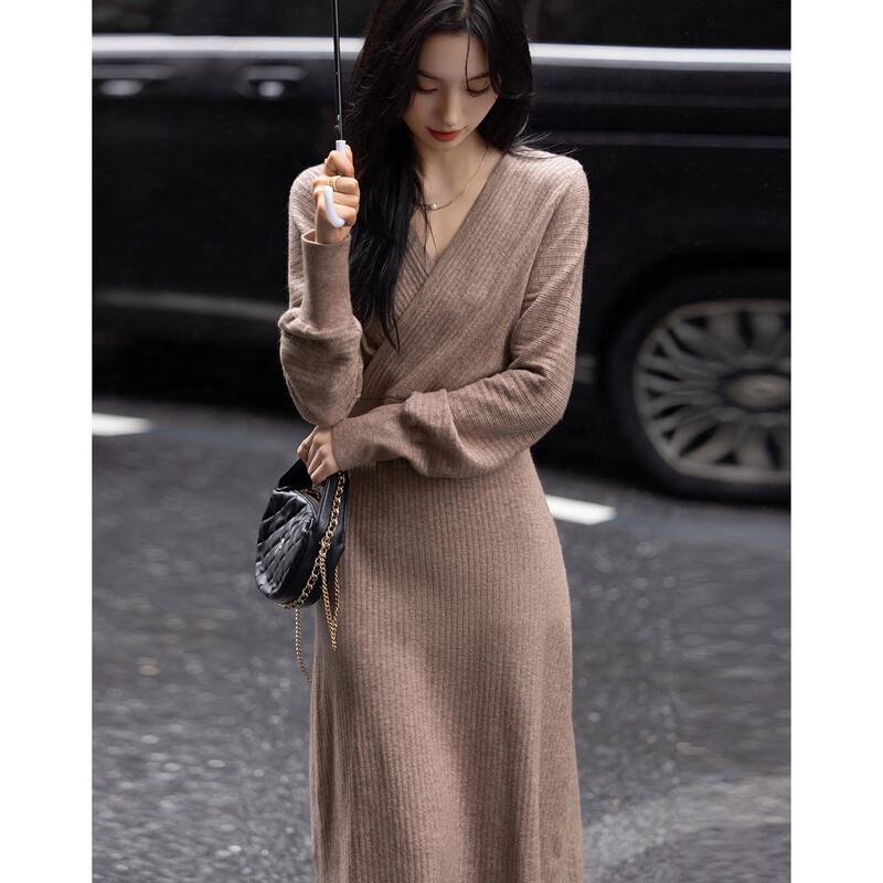 

Элегантное трикотажное платье А-силуэта с V-образным вырезом Demana M