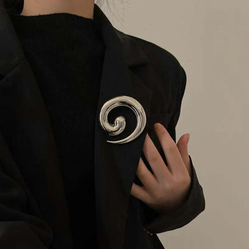 Punk Gold Color Irregular Metal Smooth Spiral Vortex Broochs for Women Men Suit Corsage Pins Party Jewelry Accessory Gifts 2026