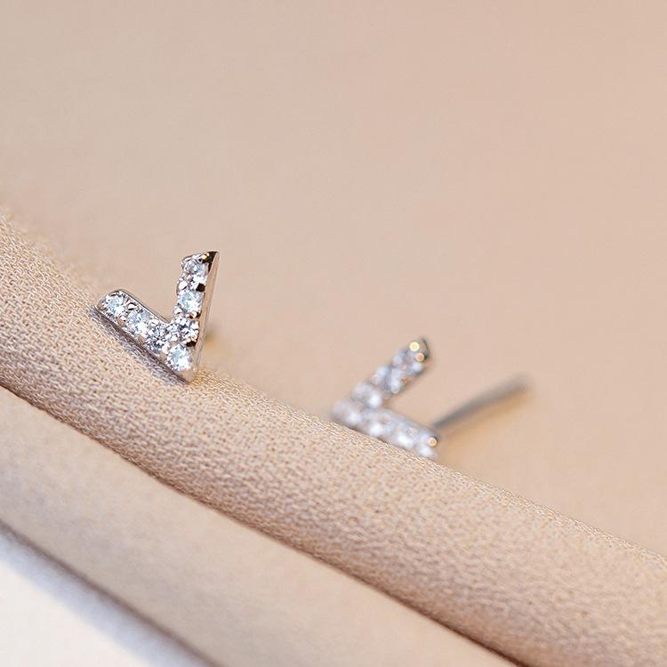 

Серьги с буквой V для женщин, не снимая для сна, простые серьги в корейском стиле для студентов, универсальные серьги