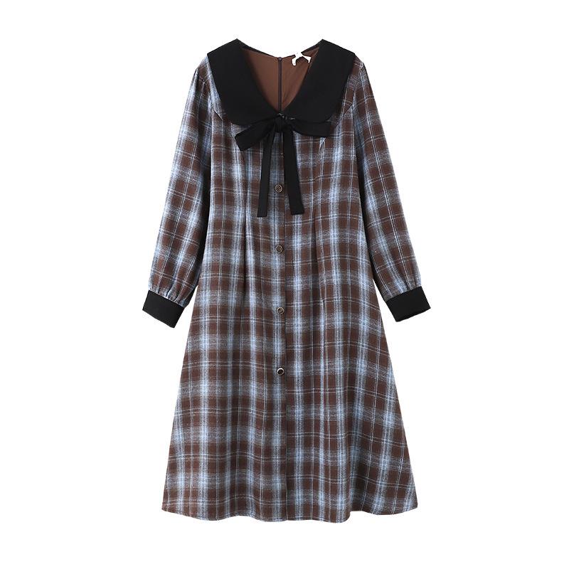 Ein neues Damen-Herbst- und Winterkleid in Übergröße mit Puppenkragen und modischem Karomuster-Design