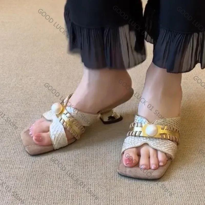 Mode 2025 Retro Sandalen mit eckiger Zehenpartie Damen Sommer Draußen Keilsandalen Temperament Französische Absätze