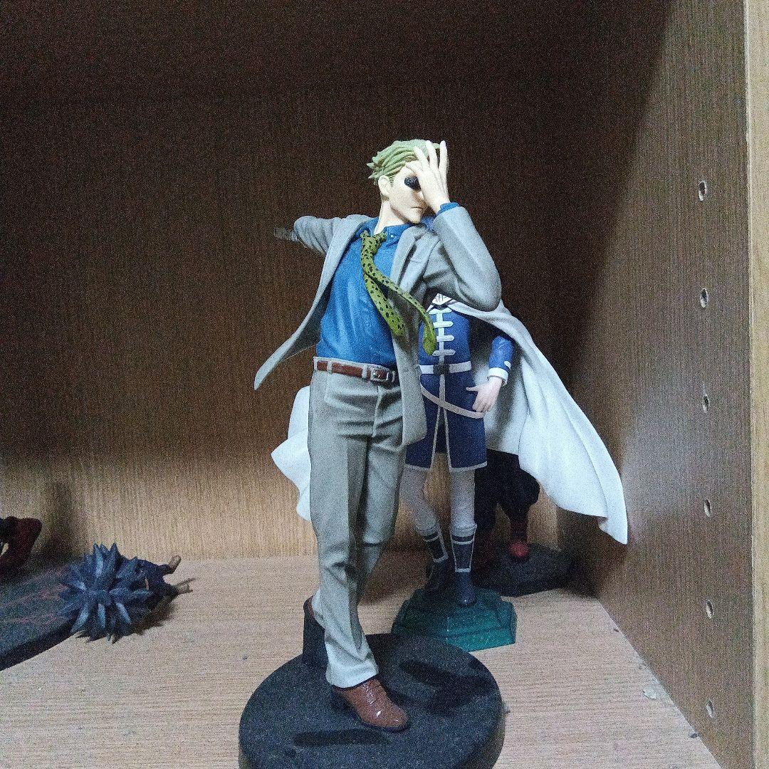 

[USED] White coat figure