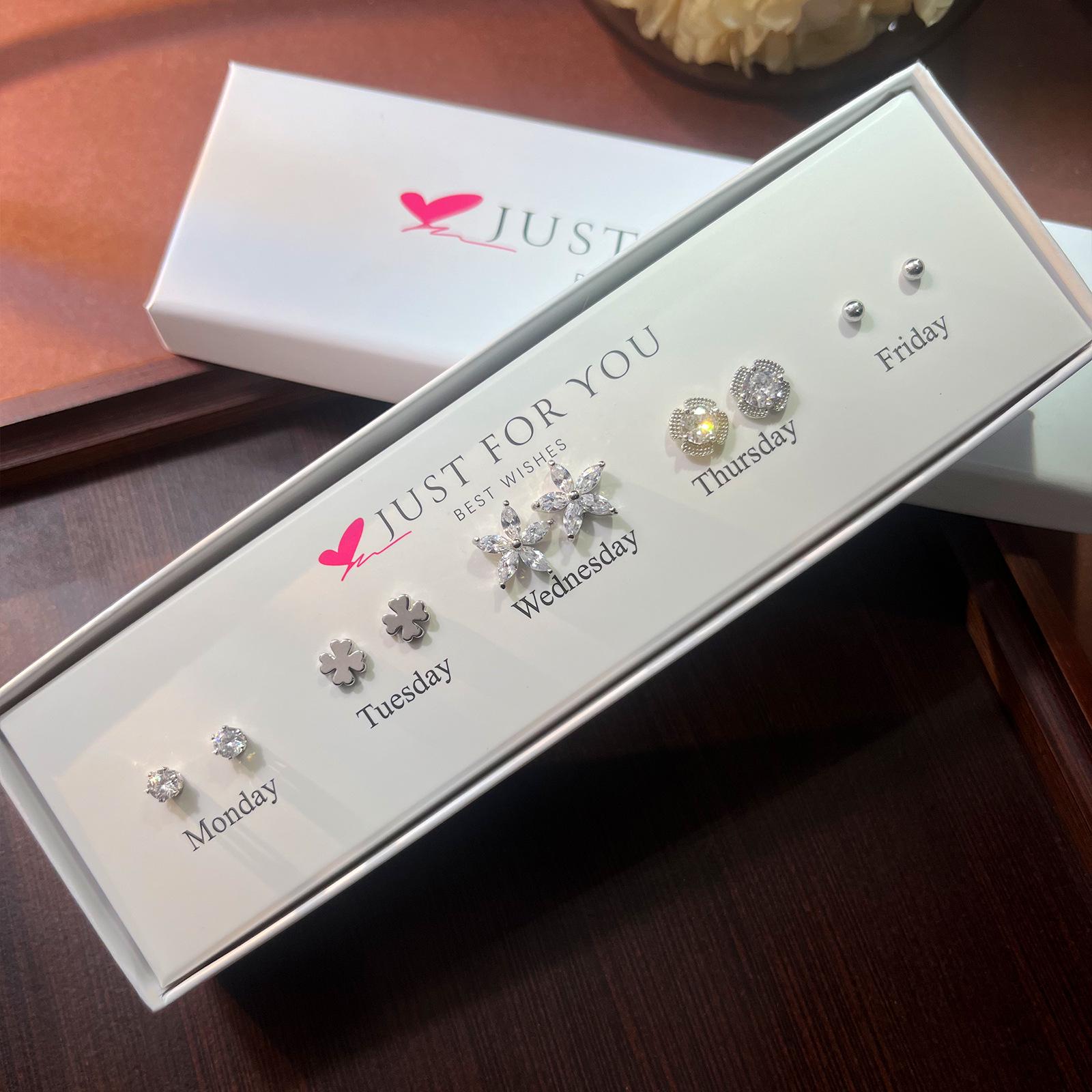 

Набор серег-пусетов в форме цветка и милых серег с кроликом и медведем для женщин Boxed Set