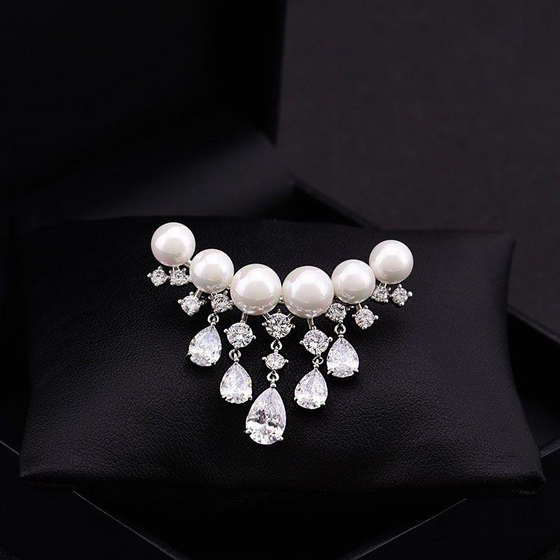 1Pcs Fashion Classic Laddy Exquisite Crystal Clothing Coat Suit Pin Corsages Elegant Women Girls Pearl Pendant Brooch Badges