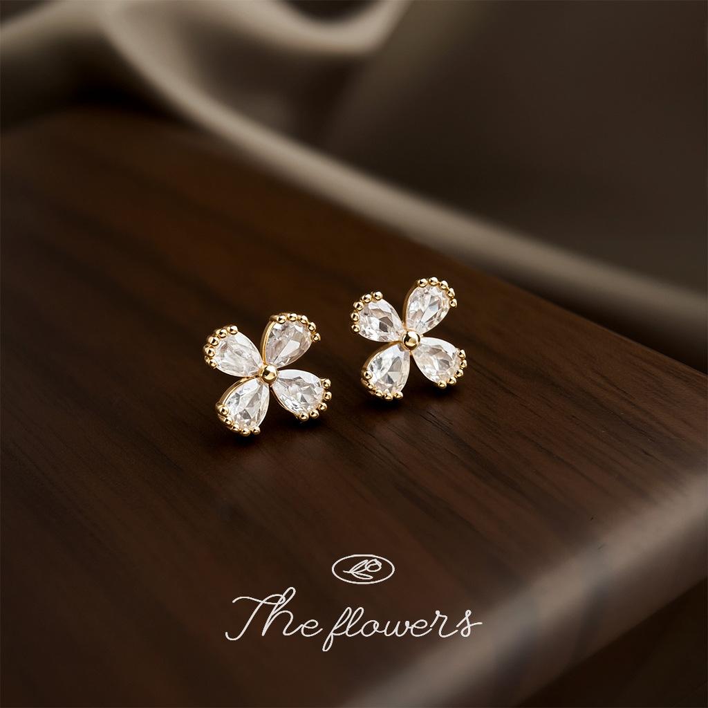 The real thing is very small! Micro-inlaid zircon plated 14K four-leaf petals commuter student mini stud earrings, earrings