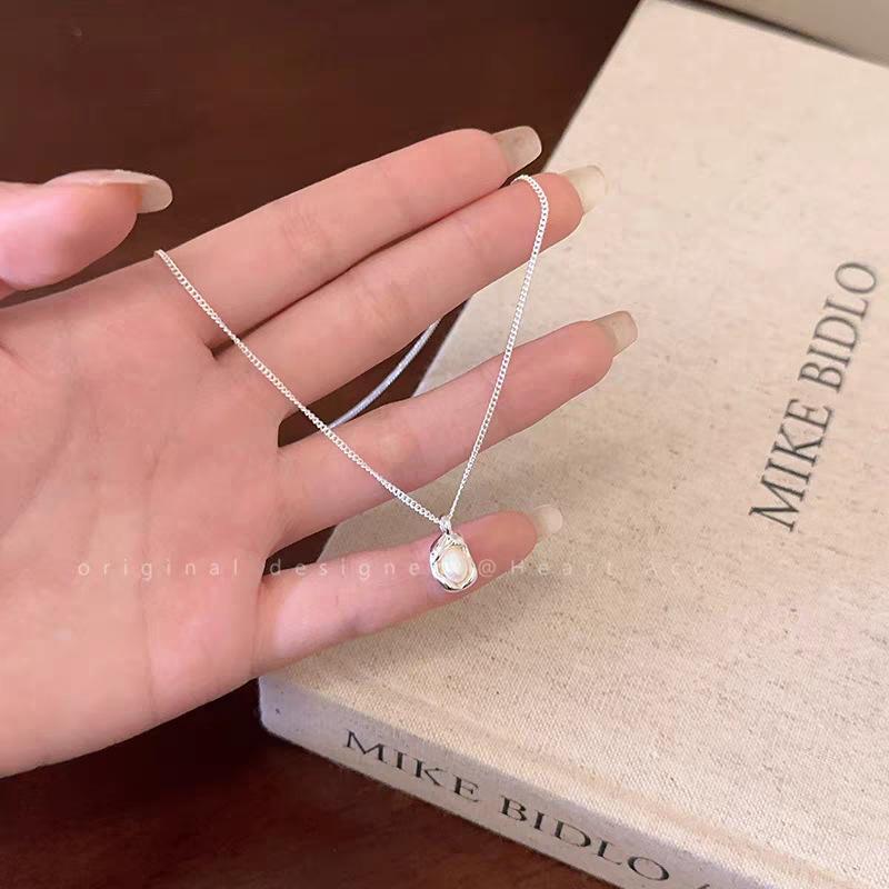 A Pearl Necklace Female Niche Design Light Luxury High Sense Unique Accessories Simple Cold Wind Versatile Collarbone Chain