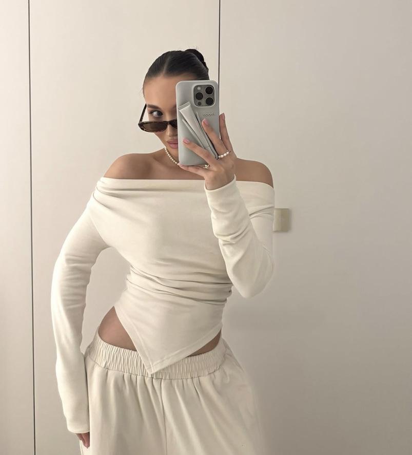 

Комплект на осень 2025 года: длинная футболка с открытыми плечами и асимметричным подолом и брюки прямого кроя LX0175 Large слоновая кость/белый