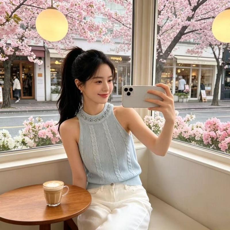 

Backless Vest for Women in Spring and Summer, Paired with A Buttoned-up Knitted Sweater and A Fitted Knitted Top One size синій
