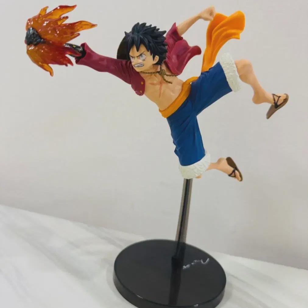 

Genuine) One Piece Luffy Figure