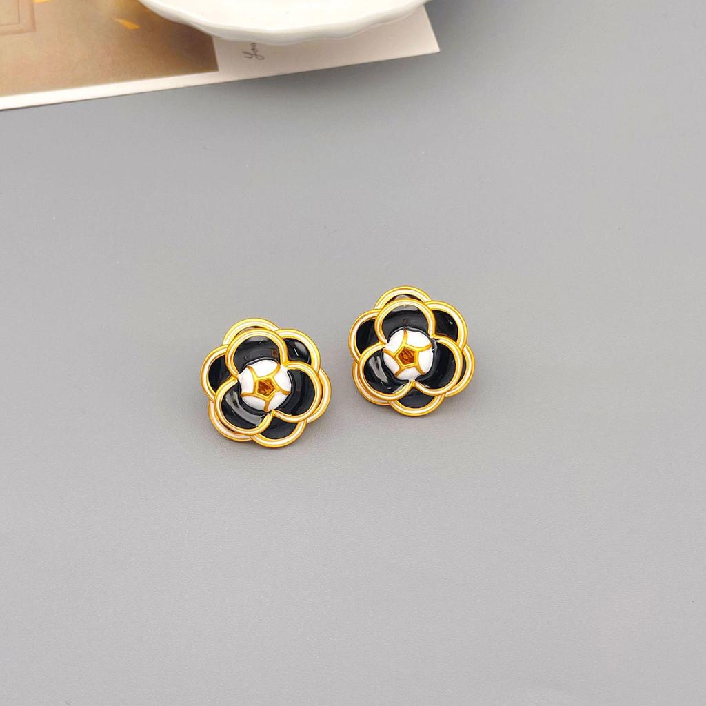 Vintage Kamelien Emaille Ohrringe: Schwarz/Weiß Farbblock Dreilagige Blumenstecker mit 925 Sterlingsilber