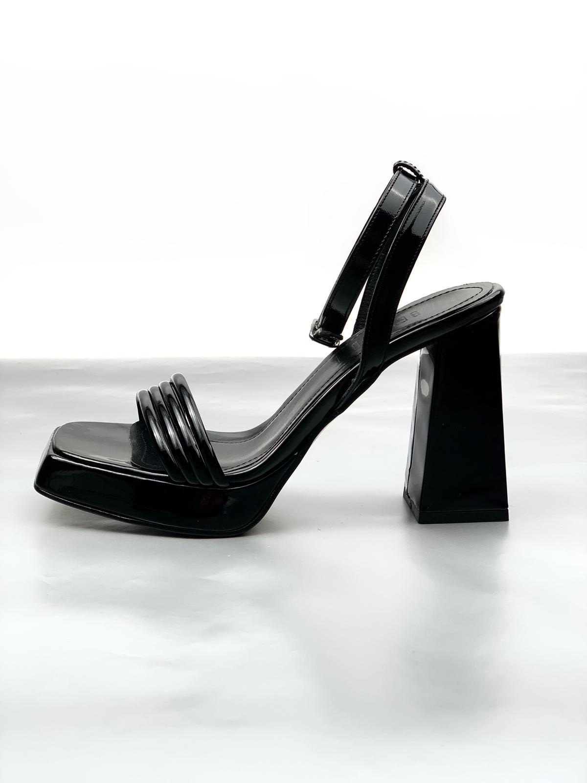 

Basskan Black Tumb Patent Leather High-Sole Platform 3-Piece Buckled Shoes