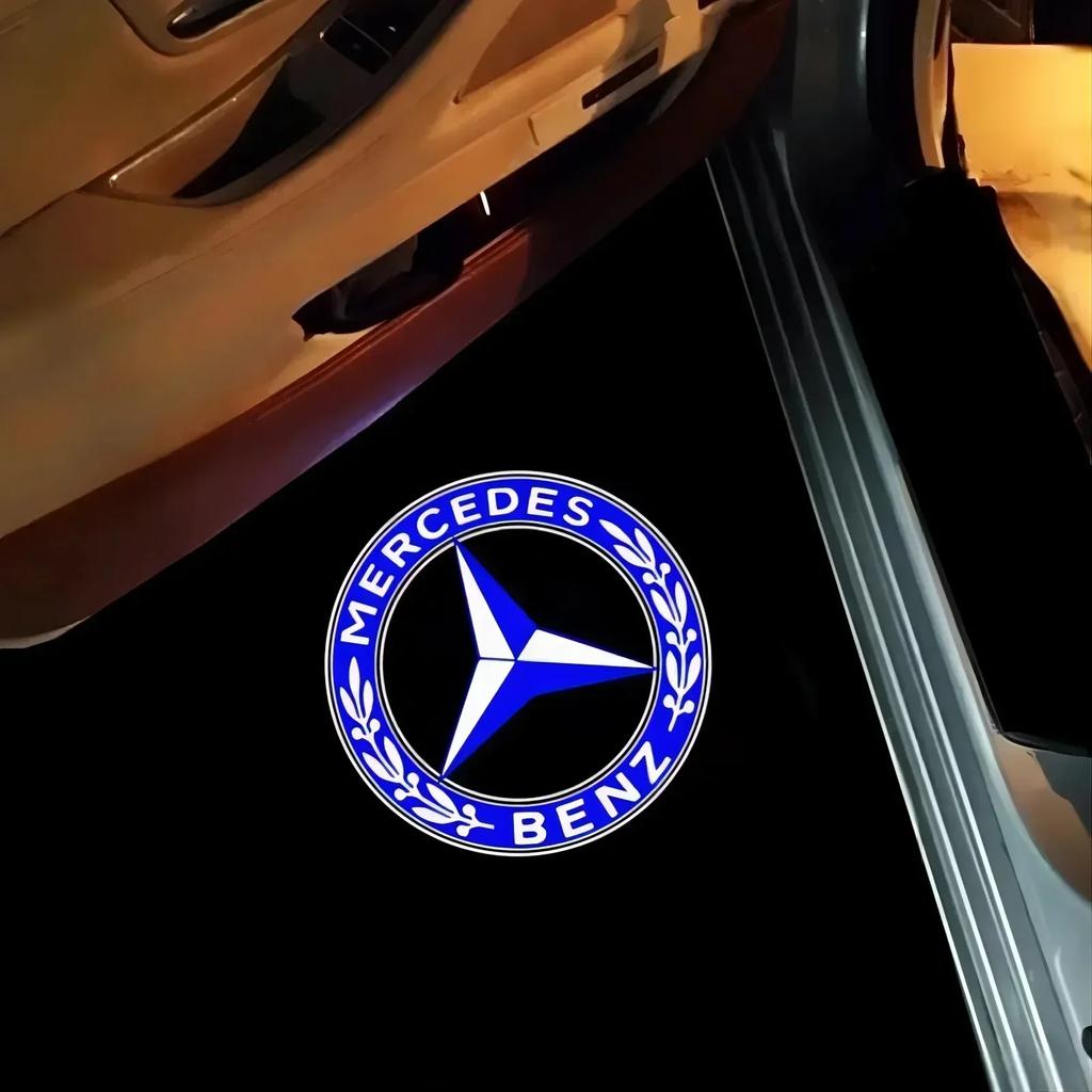 Autocollant de Voiture Nouveau 2025 Pour Mercedes Benz 2 Pièces Lampes de Projecteur de Porte de Voiture à Lumière LED Accessoires Pour Mercedes Benz AMG A B C M ML GLA
