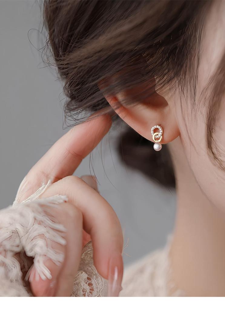 2026 New Gold Earrings Light Luxury Niche Earrings High-end Earrings Versatile Age Reducing Women's Fashion Accessories