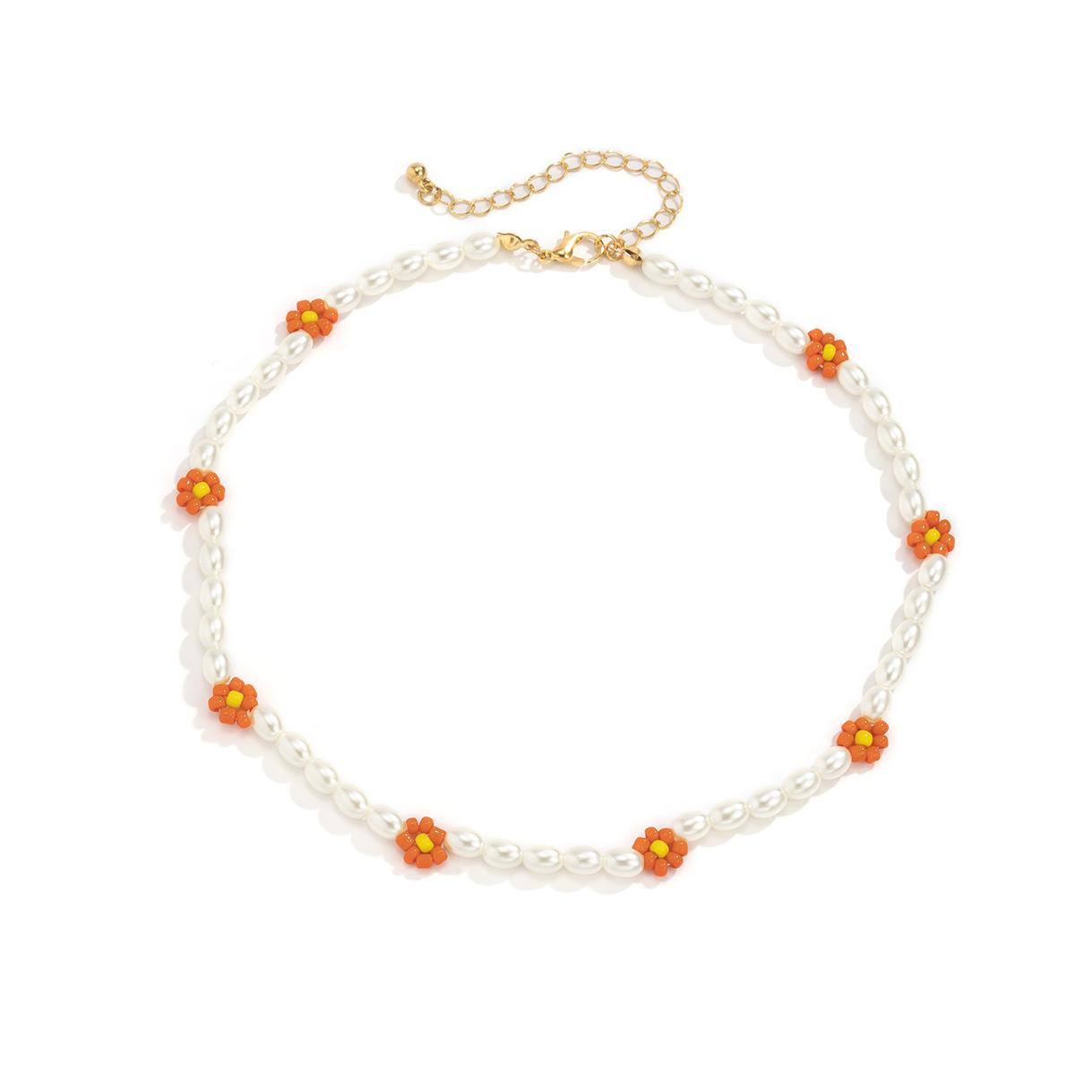 

Bohemian daisy woven collarbone necklace, holiday style rice-shaped imitation pearl colored necklace
