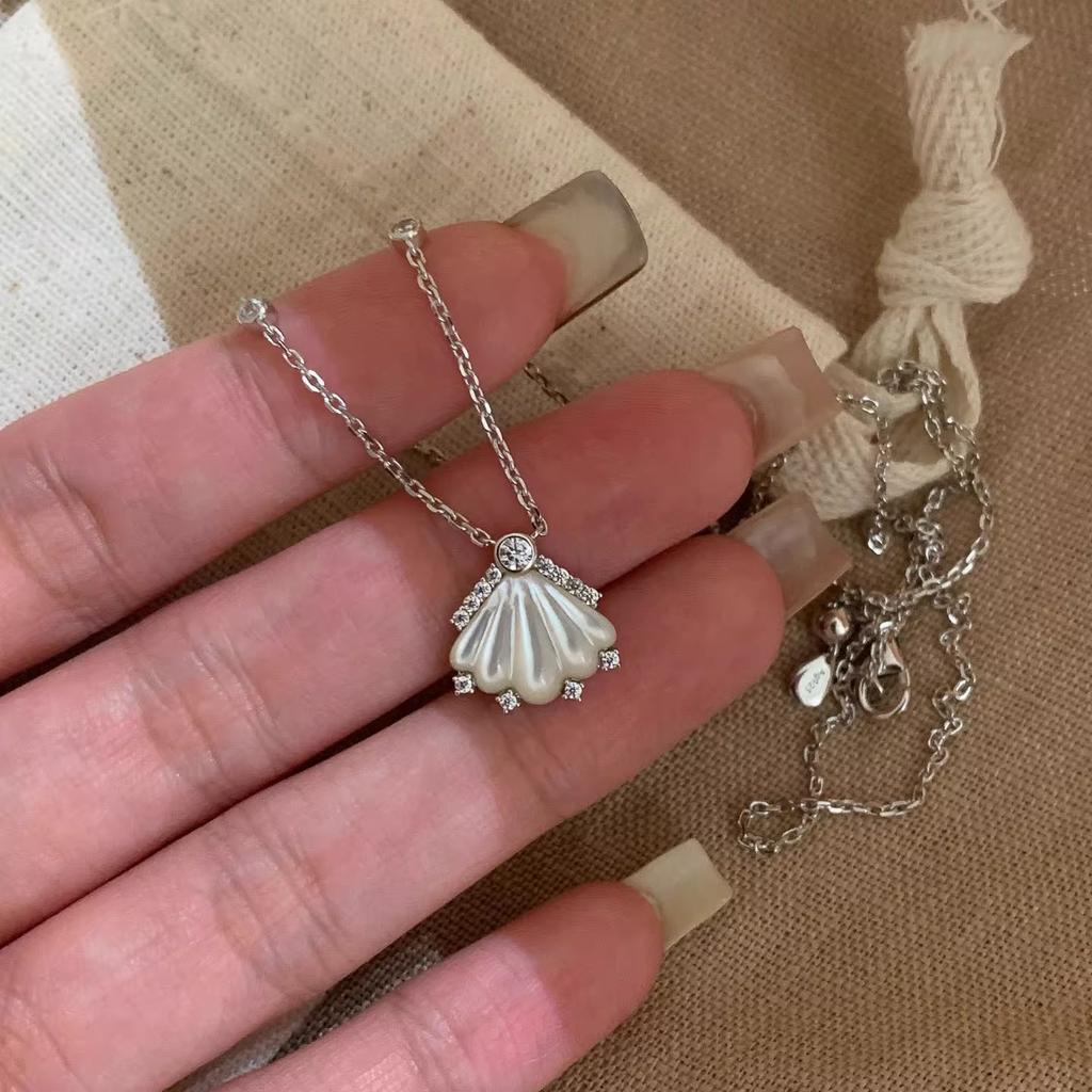 Original Inlay Diamonds White Fritillaria Shell Pendant Exquisite Romantic Sparkling Necklace Wedding Engagement Jewelry Gift