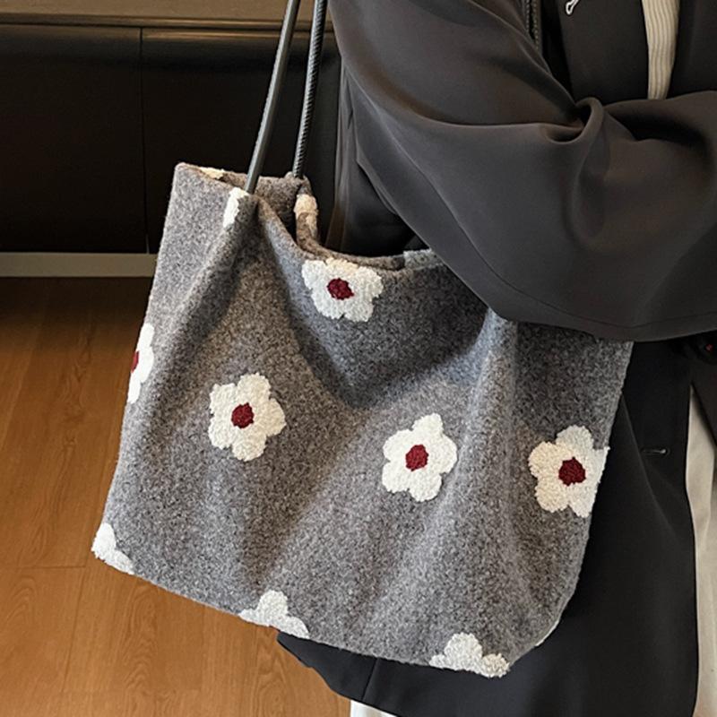 Large capacity popular armpit 2025 autumn new tote fashion portable commuter casual shoulder bag high value