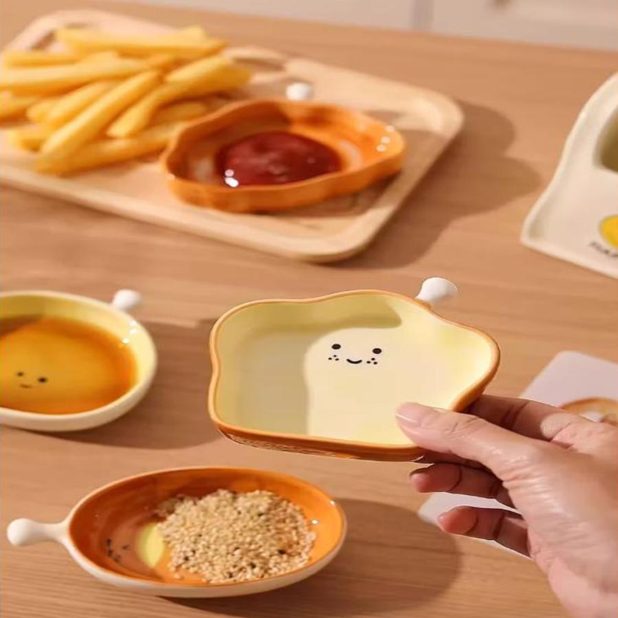 Cute bread-shaped ceramic sauce dish, cartoon smiley face condiment dish, creative kitchen dipping dish and snack dish tableware set.