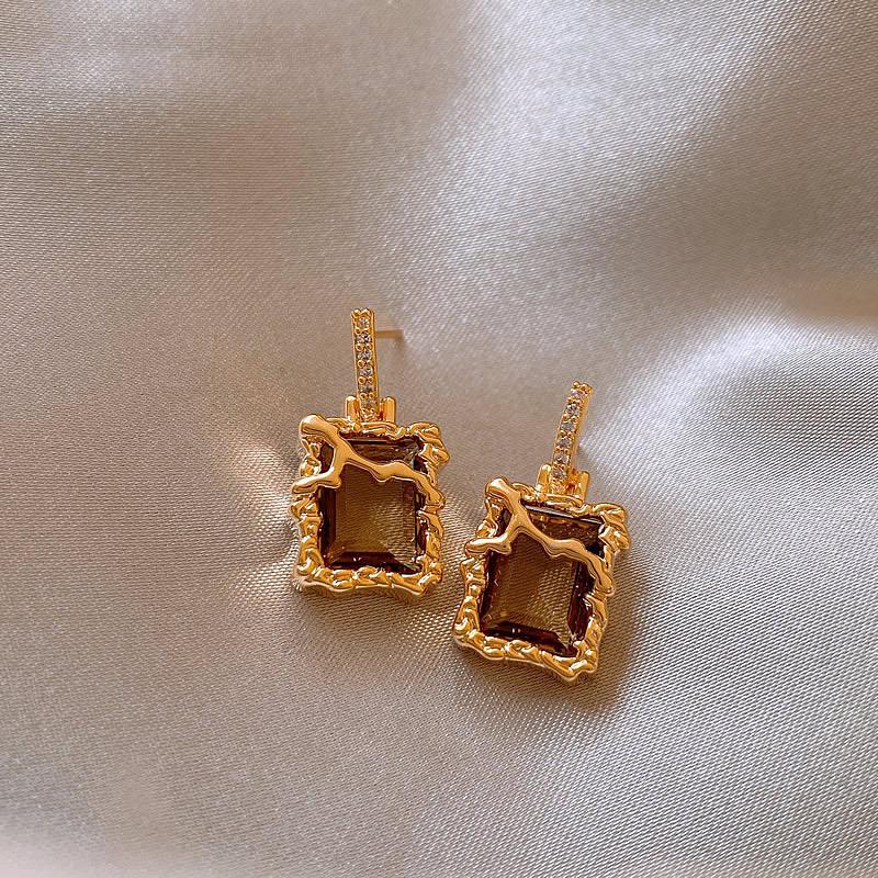 Silver Needle Clover Stud Earrings: Retro Hong Kong Style, Elegant and Fashionable Women's Luxury Jewelry.