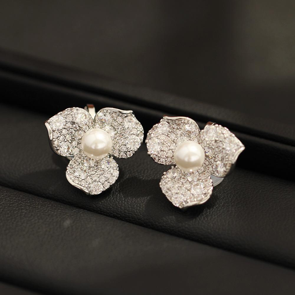 High-end light luxury bridal earrings, wedding earrings, gold-plated diamond-encrusted flower earrings, earrings without ear holes, earrings, earrings