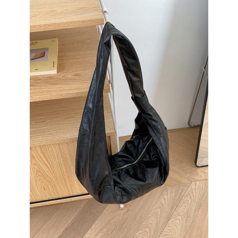 

Одноплечная сумка-мессенджер большой вместимости в форме круассана, женская нишевая дизайнерская универсальная повседневная сумка-пельмень из мягкой кожи чёрный