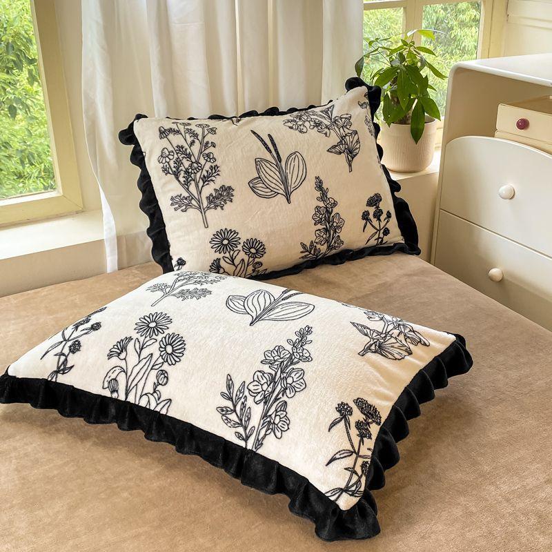 

Зимняя молочная бархатная наволочка, утолщенная пара кружевных наволочек для общежития с однотонным принтом 48 * 74 [One pair]