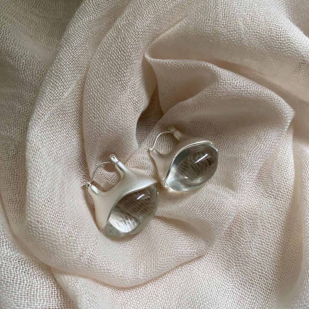 Premium Royal Sister French Retro Transparent Glazed Ear Buckle Earrings Cold Wind Niche High Sense Fashion Metal Earrings