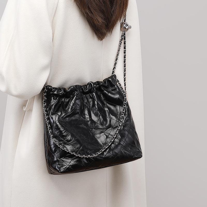 Bag women's autumn and winter new leather bucket bag messenger bag large capacity chain bag commuter shoulder bag