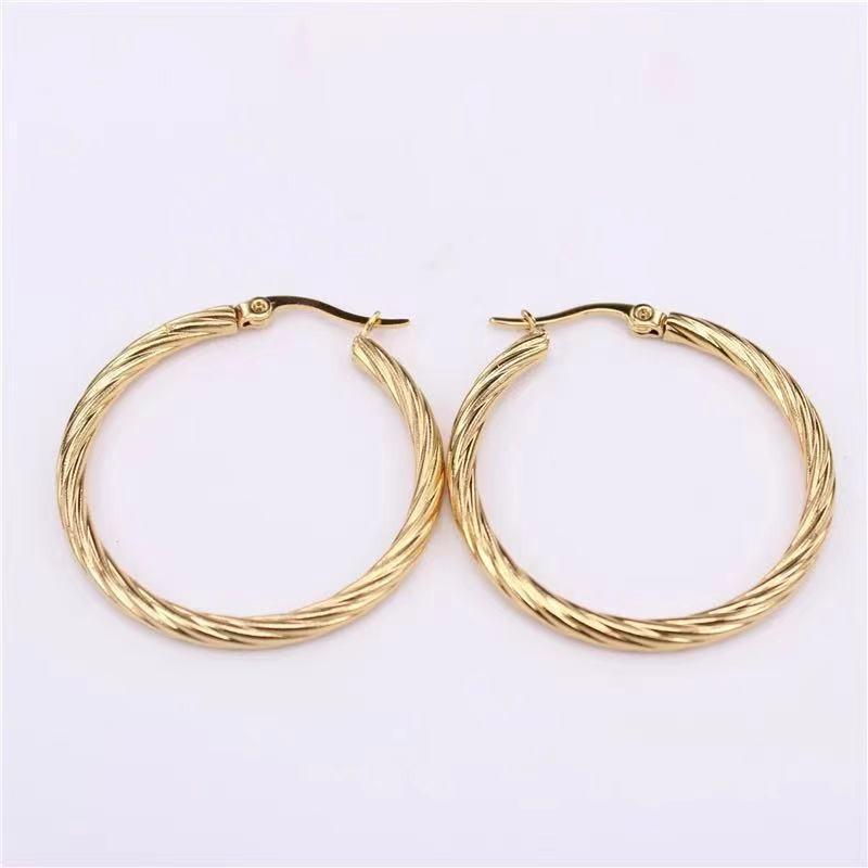 

Сережки з круглого дроту, Кручений дріт, Сережки-кільця, Процес гальванічного покриття справжнім золотом, Прості та модні сережки-вітерці