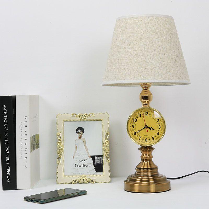 Europäische Schreibtischlampe, Retro-Schlafzimmer-Nachttischlampe, amerikanische dekorative Beleuchtung mit Uhr und Nachtlicht