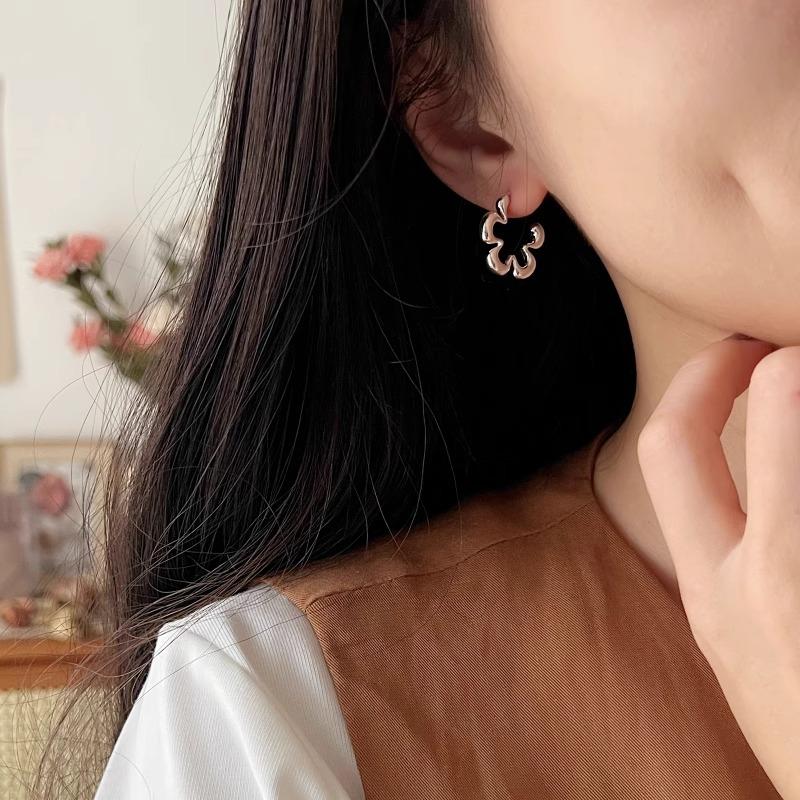 Niche Hollow Small Flower Earrings Simple Retro Fashion High-end Sense Exquisite Design Dainty Women's Daily Versatile Earrings