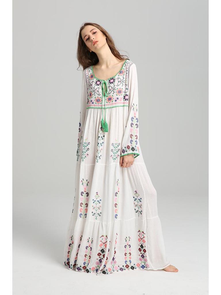 Boho Chic Dlouhé šněrovací šaty s květinovou výšivkou