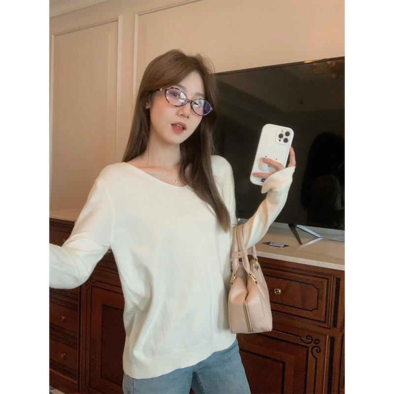 Oatmeal autumn v-neck collarbone-exposed right-shoulder long-sleeved sweater for women, fashionable age-reducing inner wear and stylish bottoming top