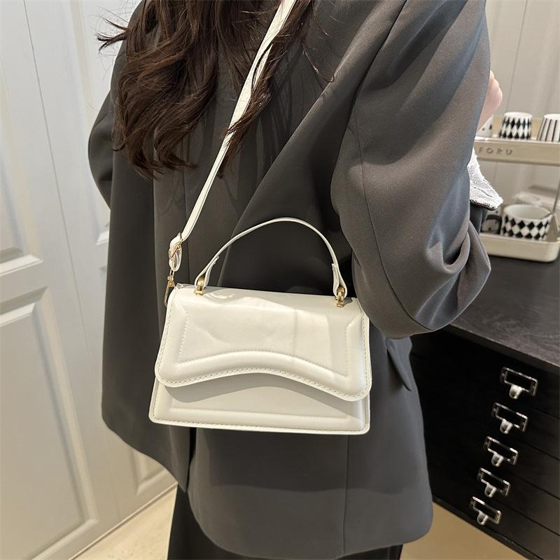Fashion Niche Design Bag Women's 2025 Summer New Women's Bag Solid Color Casual Handbag Single Shoulder Messenger Bag Tide
