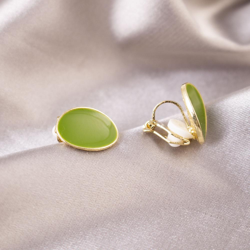 Elegant Clip-On Triangle Earrings for Non-Pierced Ears - Versatile, Light Luxury for Everyday Wear.