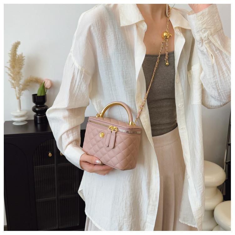 Small Quilted Chain Box Bag For Women With Zipper Closure And Card Pocket For Casual Travel