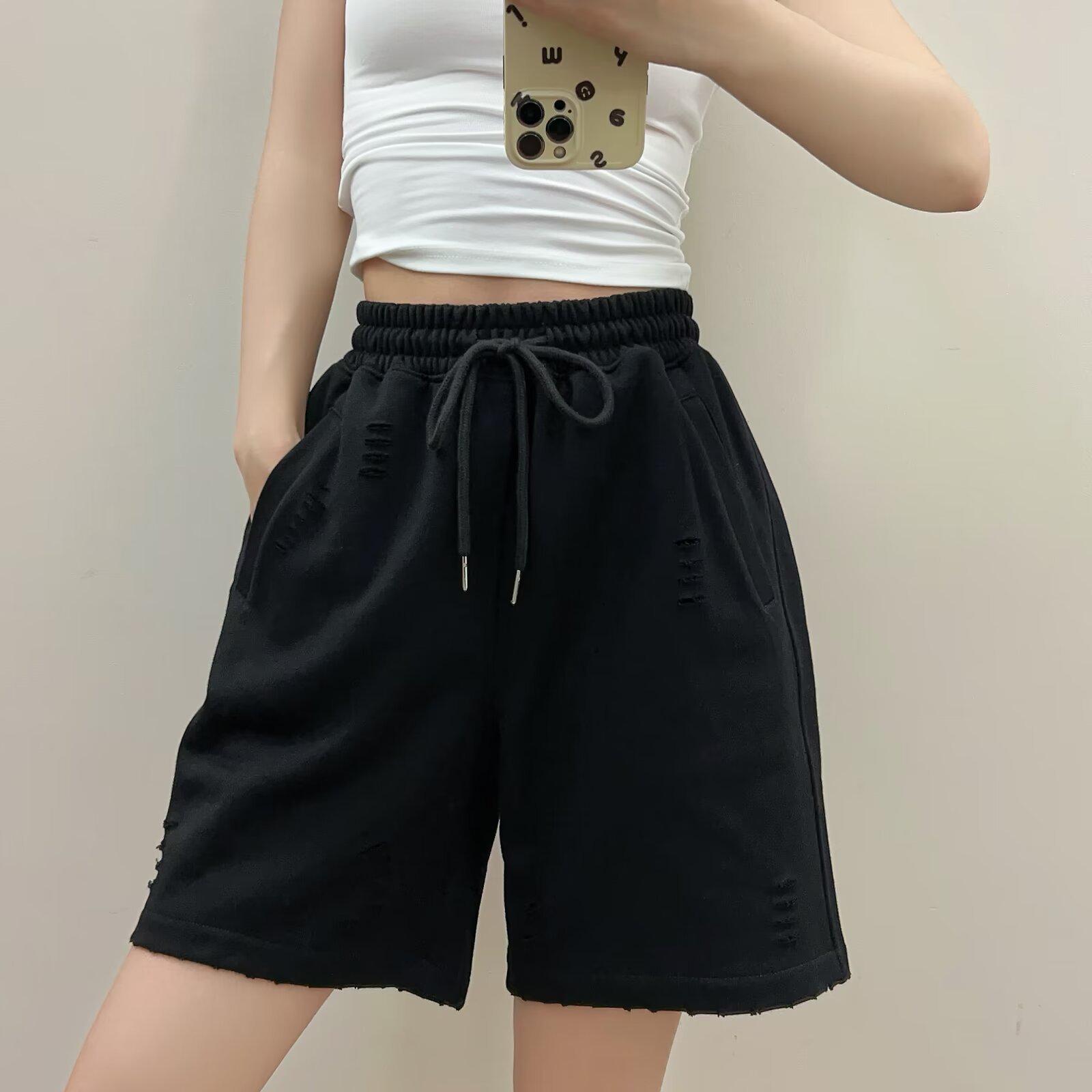 

Женские повседневные шорты бойфренда в американском стиле 2024 года с рваными краями — свободный крой, летняя спортивная одежда для горячих девушек Medium чёрный