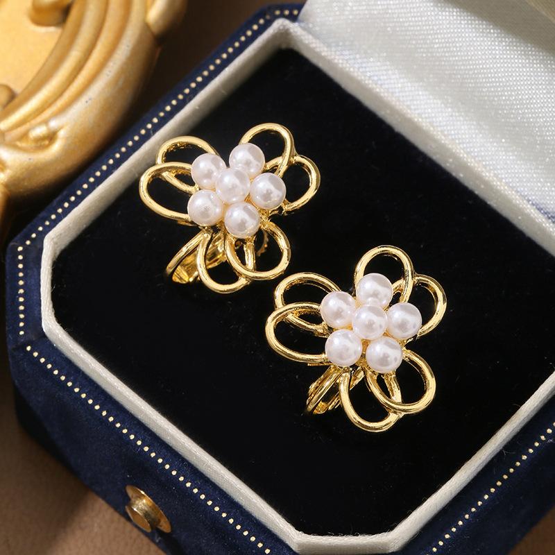 Korean Version of Simple Geometric Pearl Flower Stud Earrings Internet Celebrities Exquisite Commuter Earrings Earrings